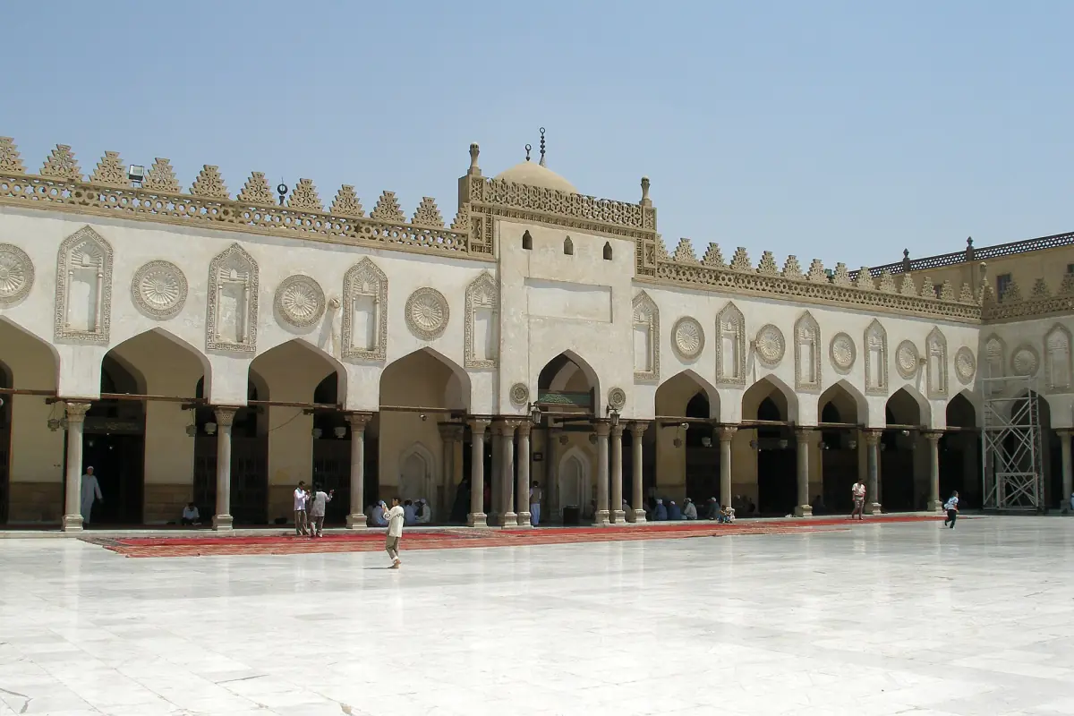 Arkadenhof der Al-Azhar-Moschee bei Tageslicht