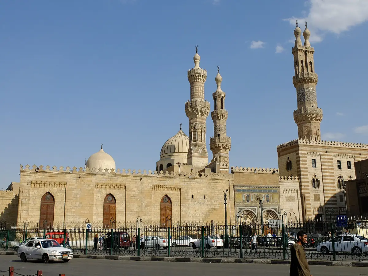 Außenansicht der Al-Azhar-Moschee mit Minaretten und Kuppeln