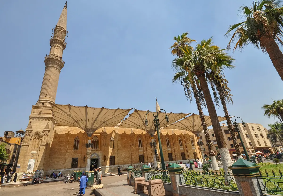 Al-Hussein-Moschee mit Palmen und großen Sonnenschirmen