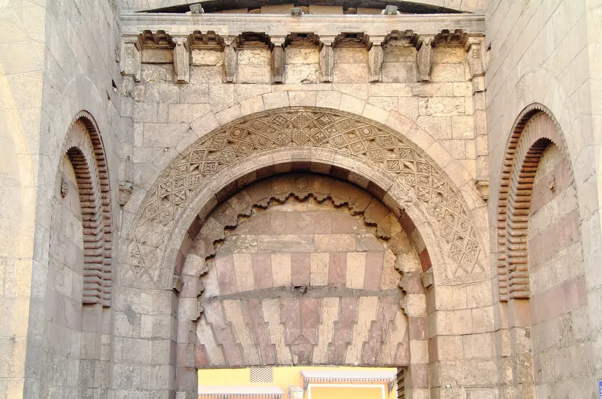 Geschnitzter Steinbogen des mittelalterlichen Tors Bab al-Futuh
