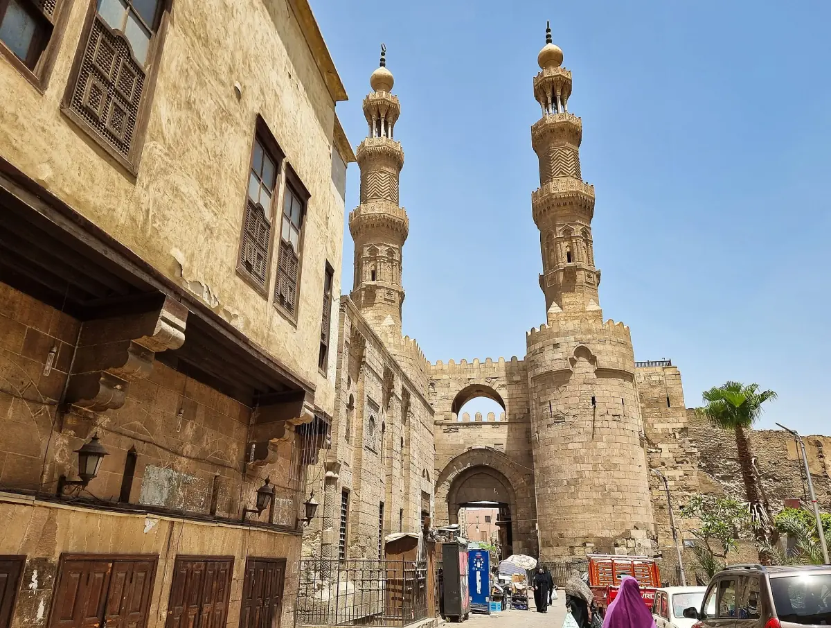 Zwei Minarette ragen über dem Tor Bab Zuweila auf