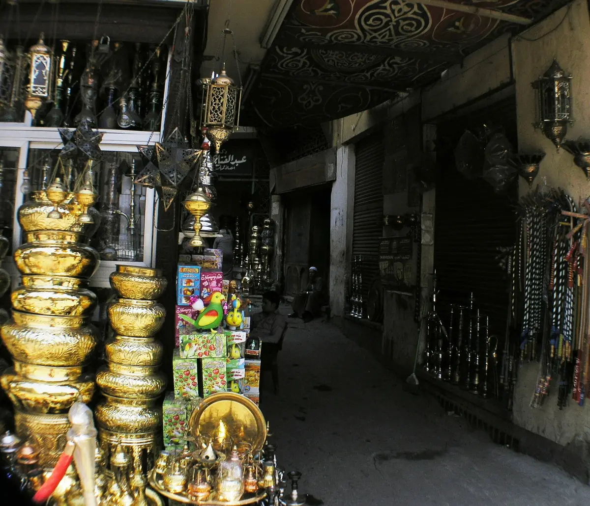 Schmale Basargasse mit Messinglampen und Ladenfronten