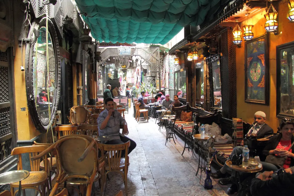 Überdachte Basargasse mit Café-Tischen und hängenden Laternen