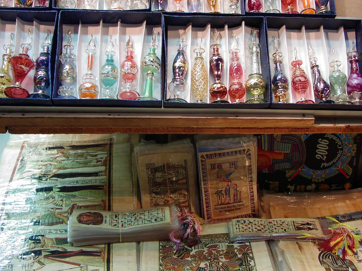 Regale mit bunten Parfümflakons aus Glas an einem Basarstand