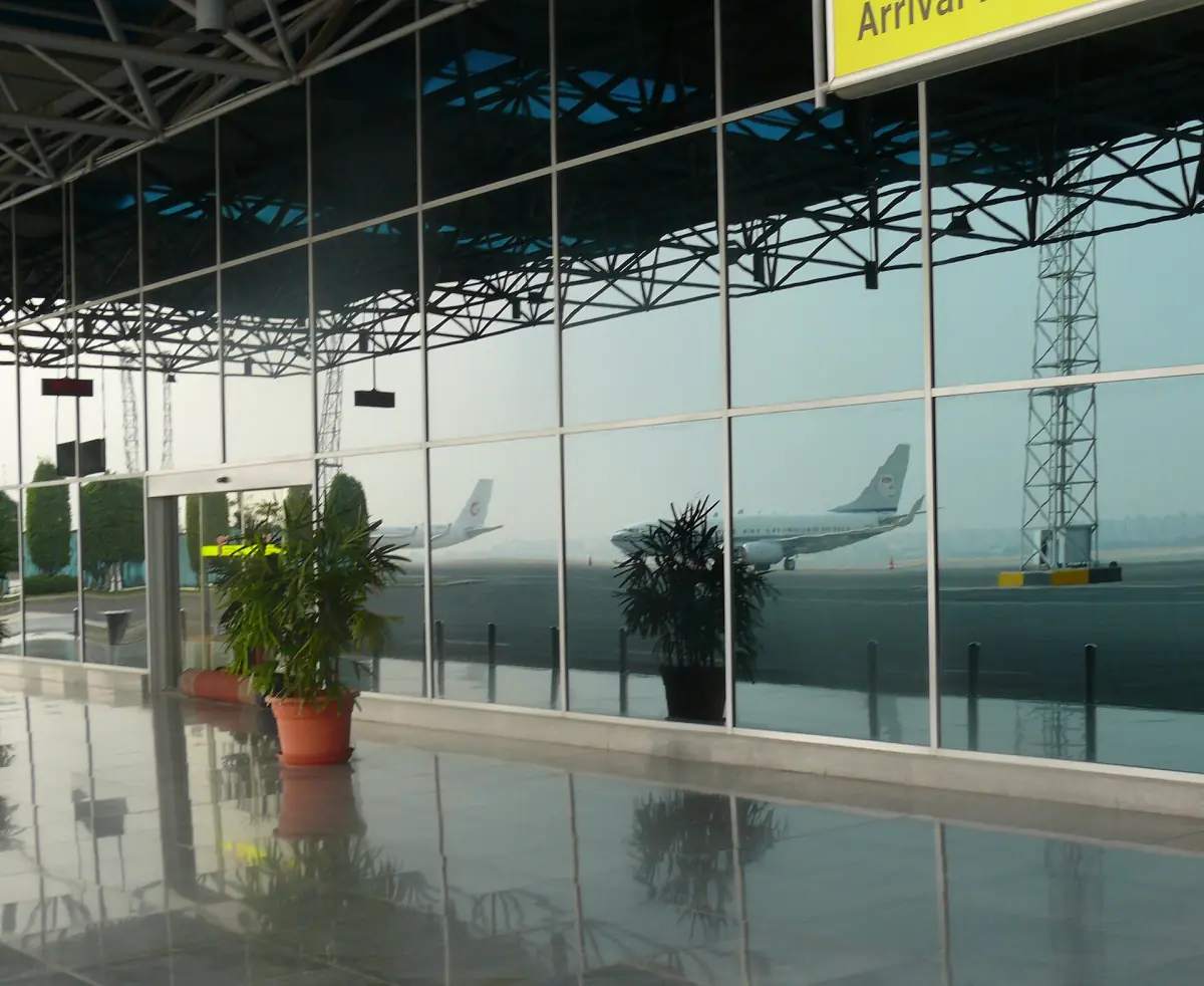 Verglaste Flughafenhalle mit einem Flugzeug auf dem Vorfeld