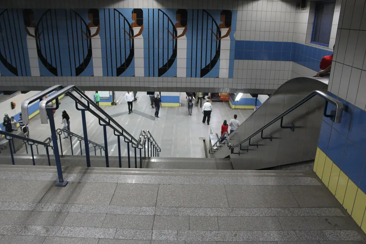Treppen und Zugangssperren an einer Metrostation in Kairo