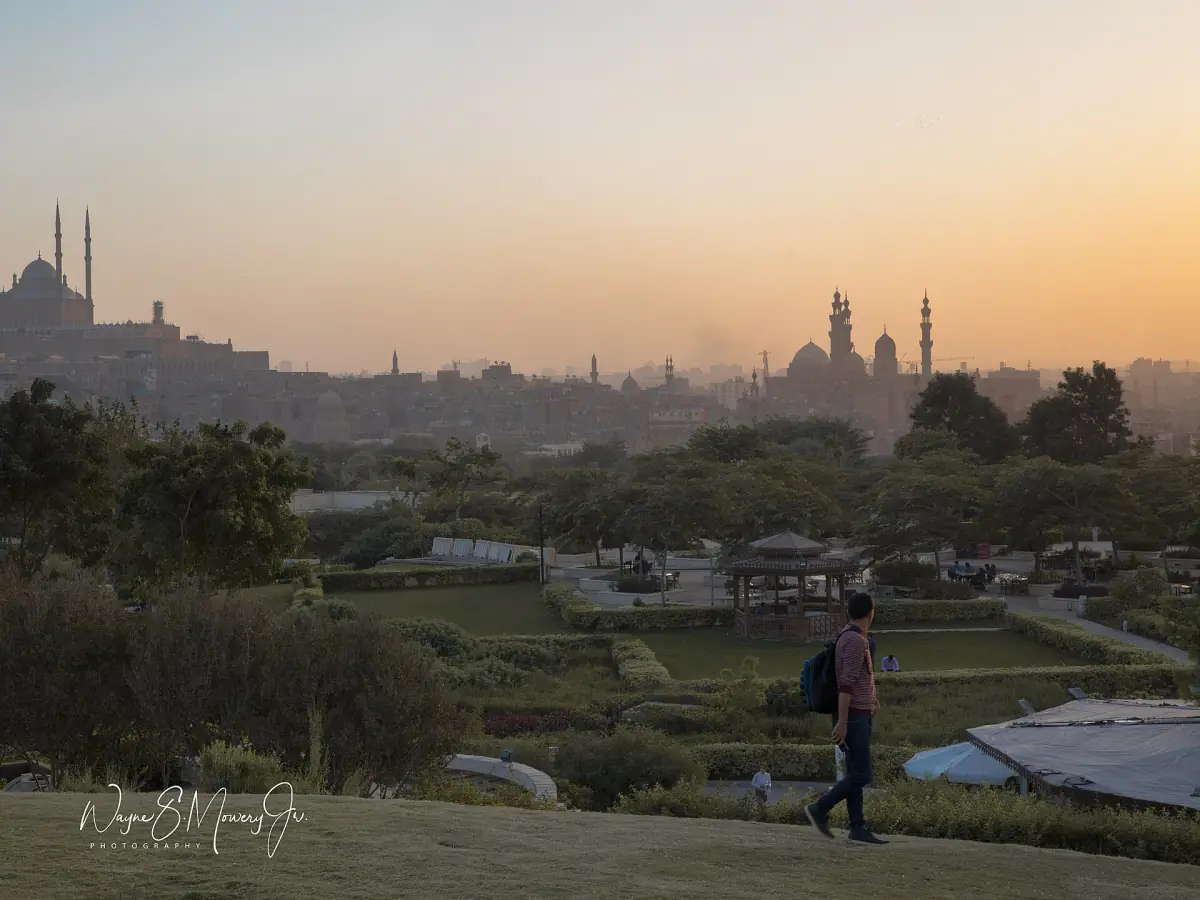 Kairoer Skyline mit Moscheesilhouetten vom Park aus bei Sonnenuntergang