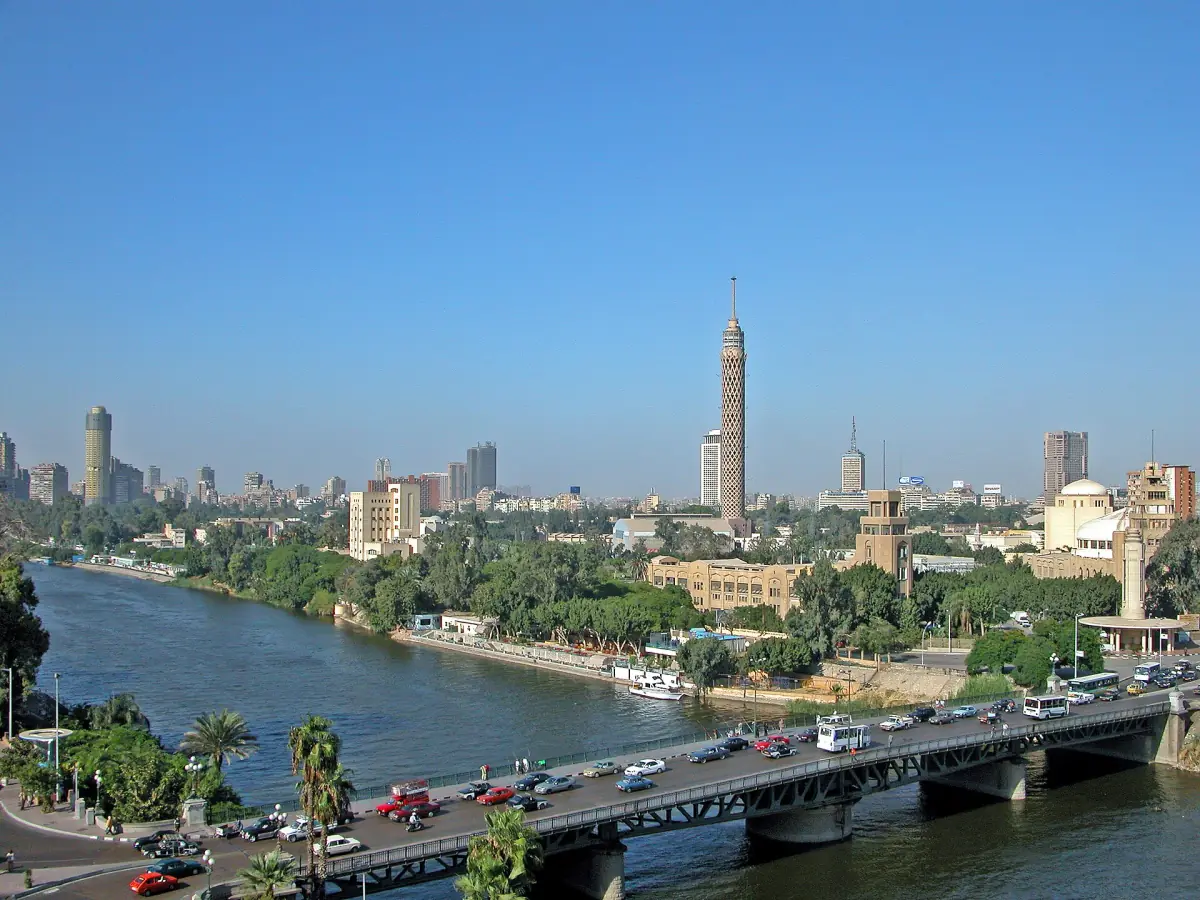 Der Kairoer Turm und der Nil mit einer Brücke bei klarem Tageslicht