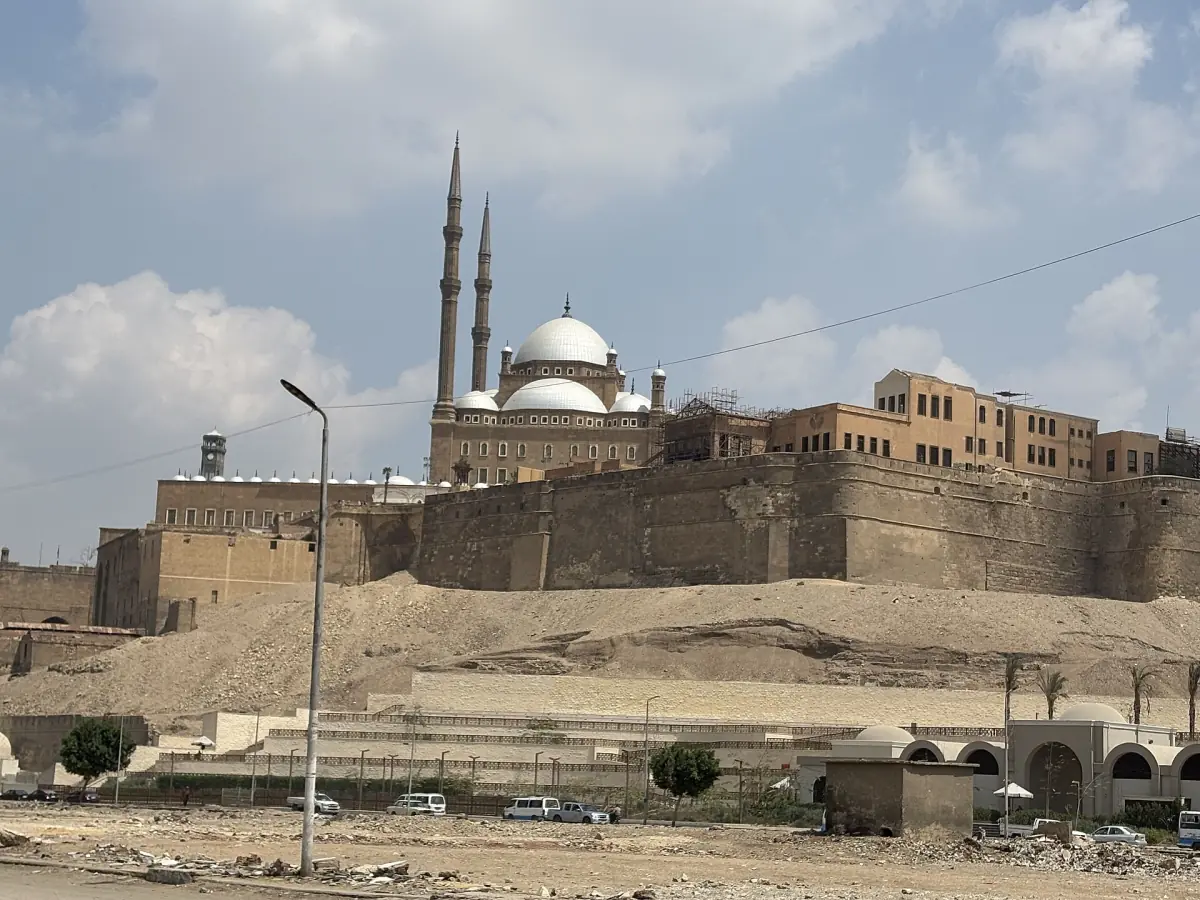 Mauern der Zitadelle mit der dahinter aufragenden Muhammad-Ali-Moschee