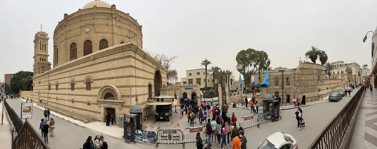 Blick über eine Straße und alte Gebäude im koptischen Kairo