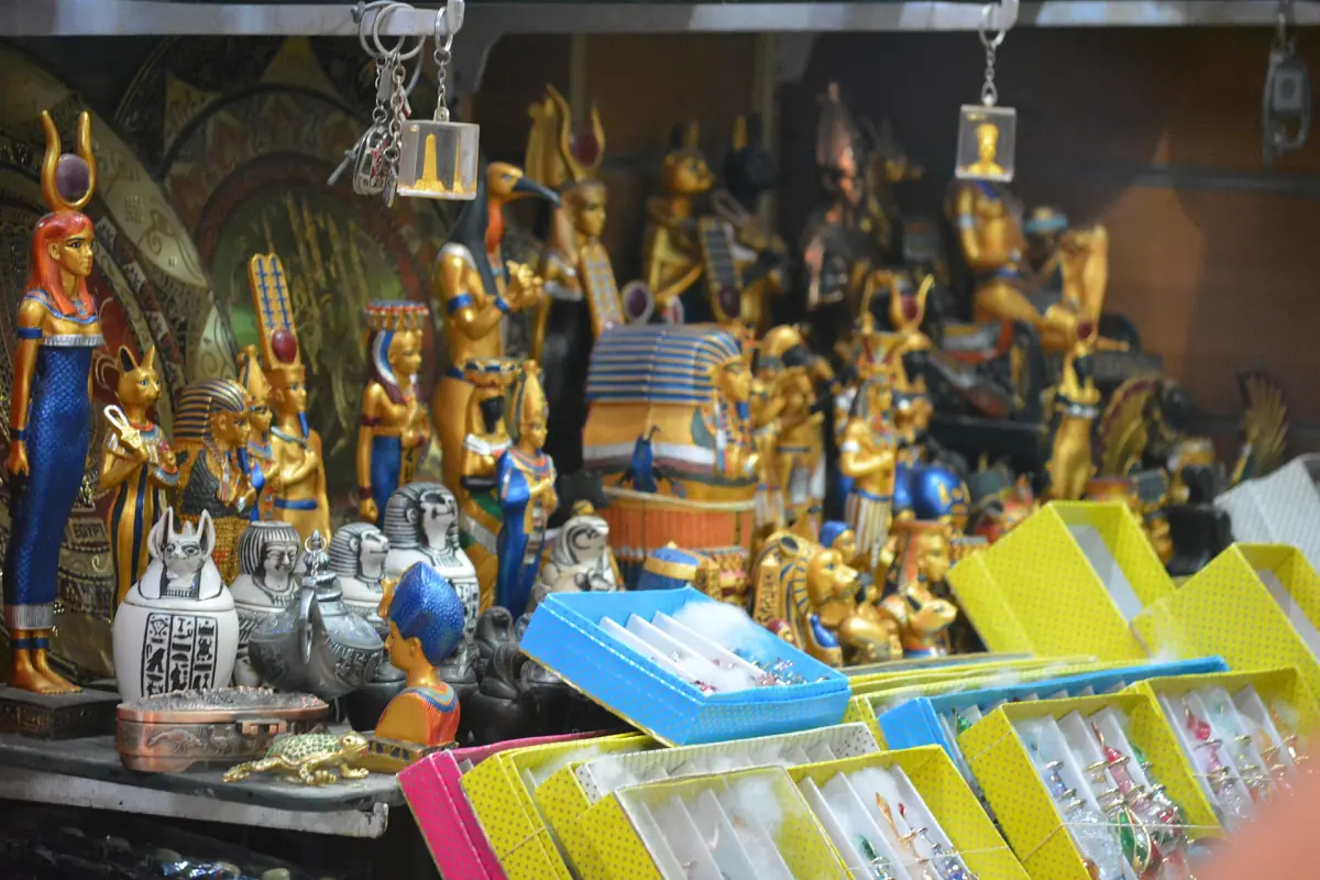 Ladenregale voller goldener Pharaonenfiguren und Andenken