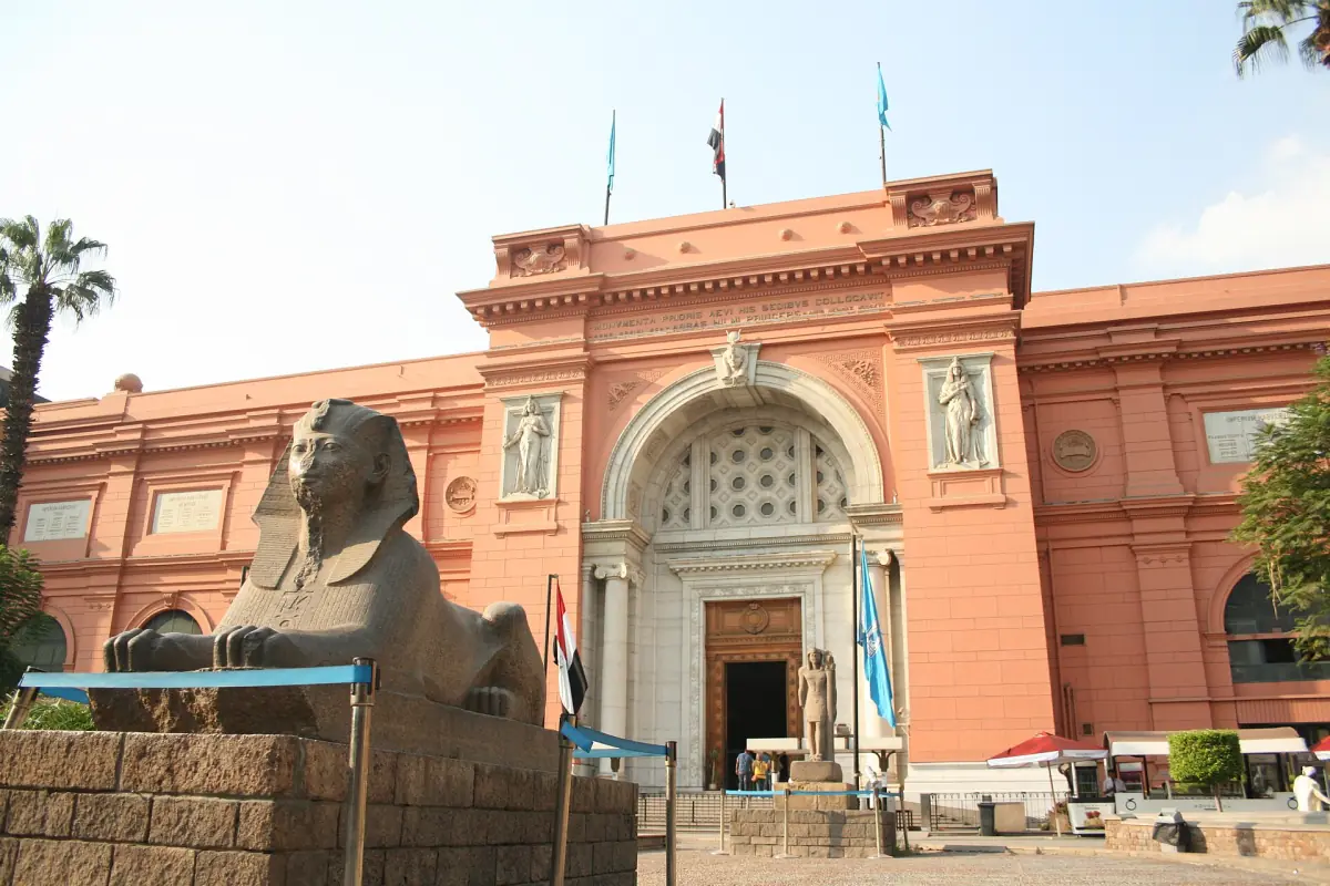 Rote Fassade des Ägyptischen Museums am Tahrir-Platz