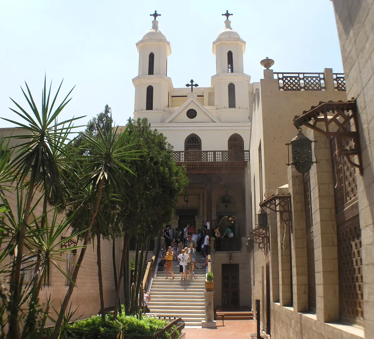 Hängende Kirche vom Hof aus mit Palmen und Treppe
