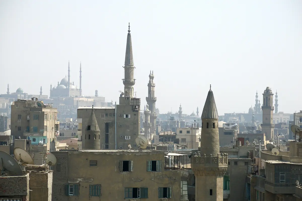 Dächer und viele Minarette über der Altstadt von Kairo