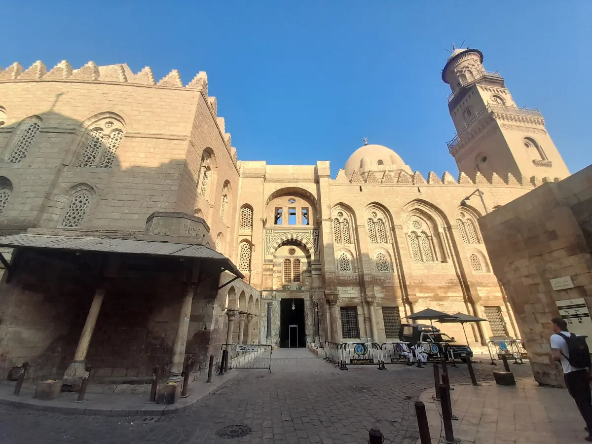 Steinfassade des Qalawun-Komplexes mit hohem Minarett