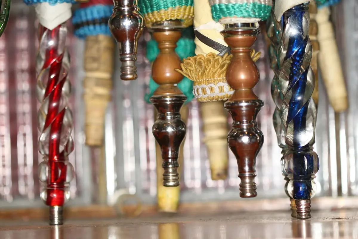Hängende Shisha-Pfeifen mit bunten Glas- und Holzdetails