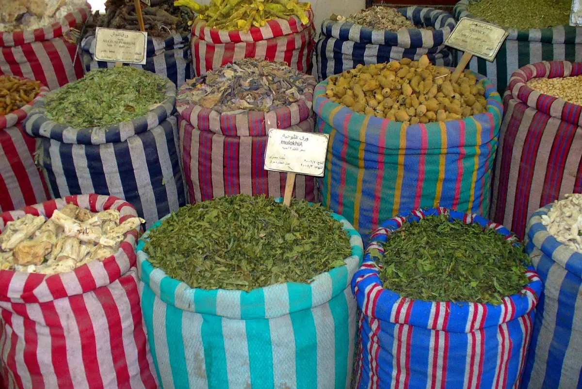 Gestreifte Säcke voller Kräuter und Gewürze auf einem Markt