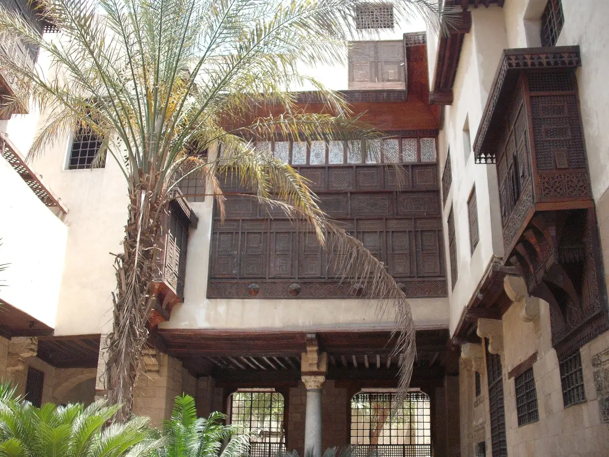 Hof eines historischen Hauses in Kairo mit hölzernen Mashrabiya-Fenstern