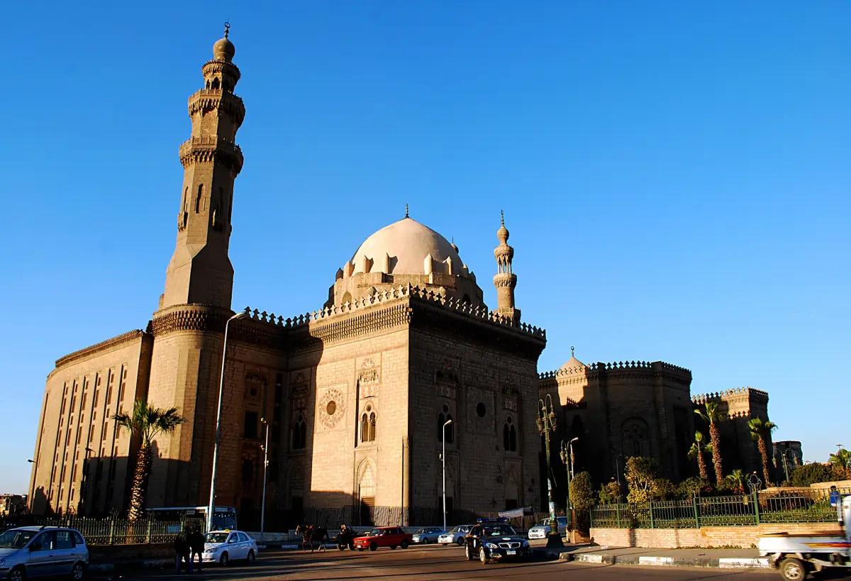 Außenansicht der Sultan-Hassan-Moschee mit hohem Minarett