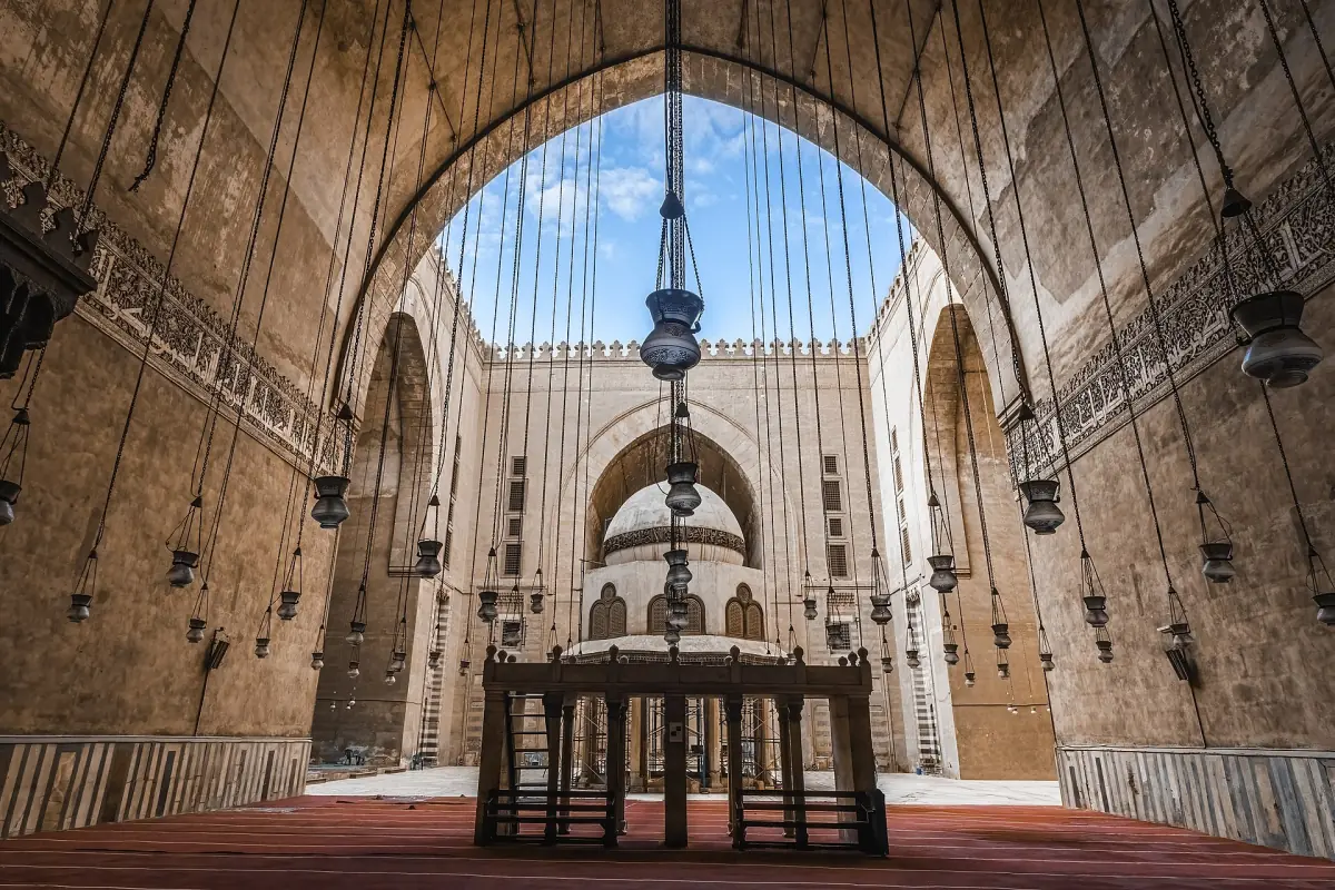 Großer steinerner Iwan mit Hängelampen in der Sultan-Hassan-Moschee