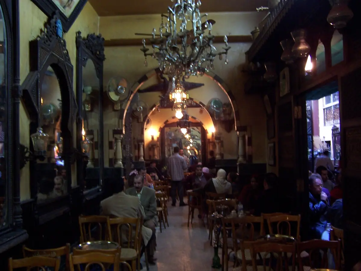 Traditionelles Kaffeehaus mit Kronleuchtern, Spiegeln und Holzstühlen